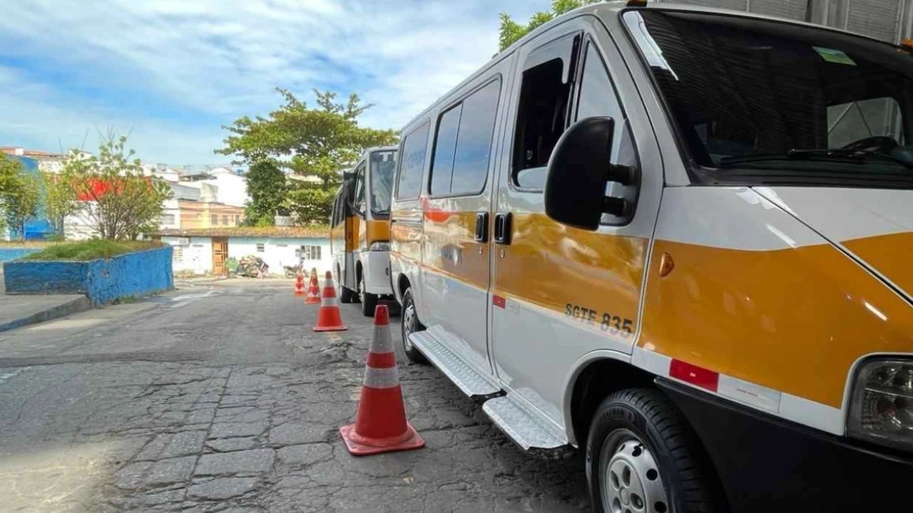 Veículo sendo vistoriado por agentes de trânsito em São Gonçalo