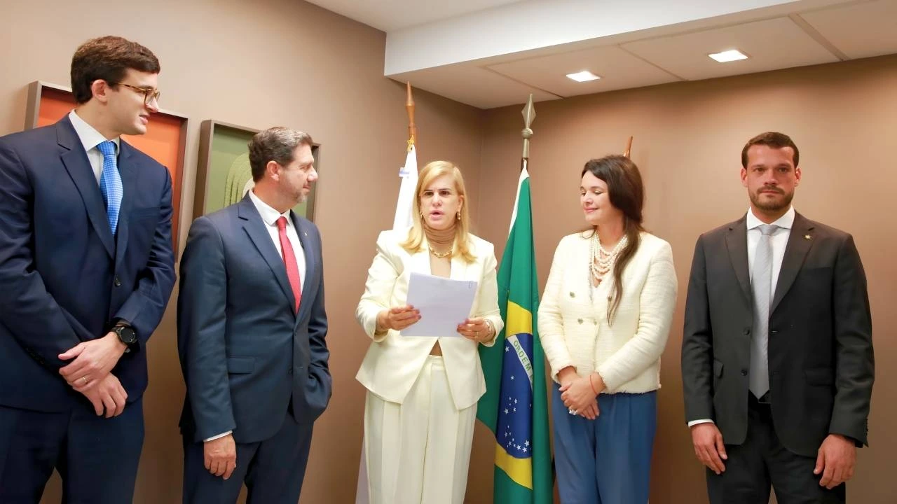 Representantes da OAB-RJ, Câmara de Arbitragem e dos setores portuário e naval fluminense assinam documento que favorece resolução de questões dos estaleiros de Niterói fora do Poder Judiciário, além de prever curso inédito para advogados atuarem em soluções de conflitos