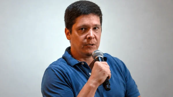 Jornalista Maria Inez Magalhães, editora do Folha do Leste e Prêmio Esso 2005, entrevista o consagrado e premiado jornalista Ruben Berta. Ele explica os motivos que o levaram a escolher pelo portal de notícias Ururau, pioneiro em jornalismo digital na região Norte do Rio de Janeiro. Sobretudo, preterindo convites de outras empresas de comunicação com sede em grandes centros.