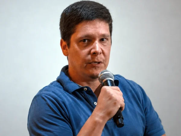 Jornalista Maria Inez Magalhães, editora do Folha do Leste e Prêmio Esso 2005, entrevista o consagrado e premiado jornalista Ruben Berta. Ele explica os motivos que o levaram a escolher pelo portal de notícias Ururau, pioneiro em jornalismo digital na região Norte do Rio de Janeiro. Sobretudo, preterindo convites de outras empresas de comunicação com sede em grandes centros.