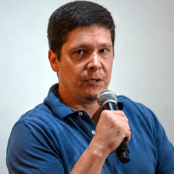 Jornalista Maria Inez Magalhães, editora do Folha do Leste e Prêmio Esso 2005, entrevista o consagrado e premiado jornalista Ruben Berta. Ele explica os motivos que o levaram a escolher pelo portal de notícias Ururau, pioneiro em jornalismo digital na região Norte do Rio de Janeiro. Sobretudo, preterindo convites de outras empresas de comunicação com sede em grandes centros.