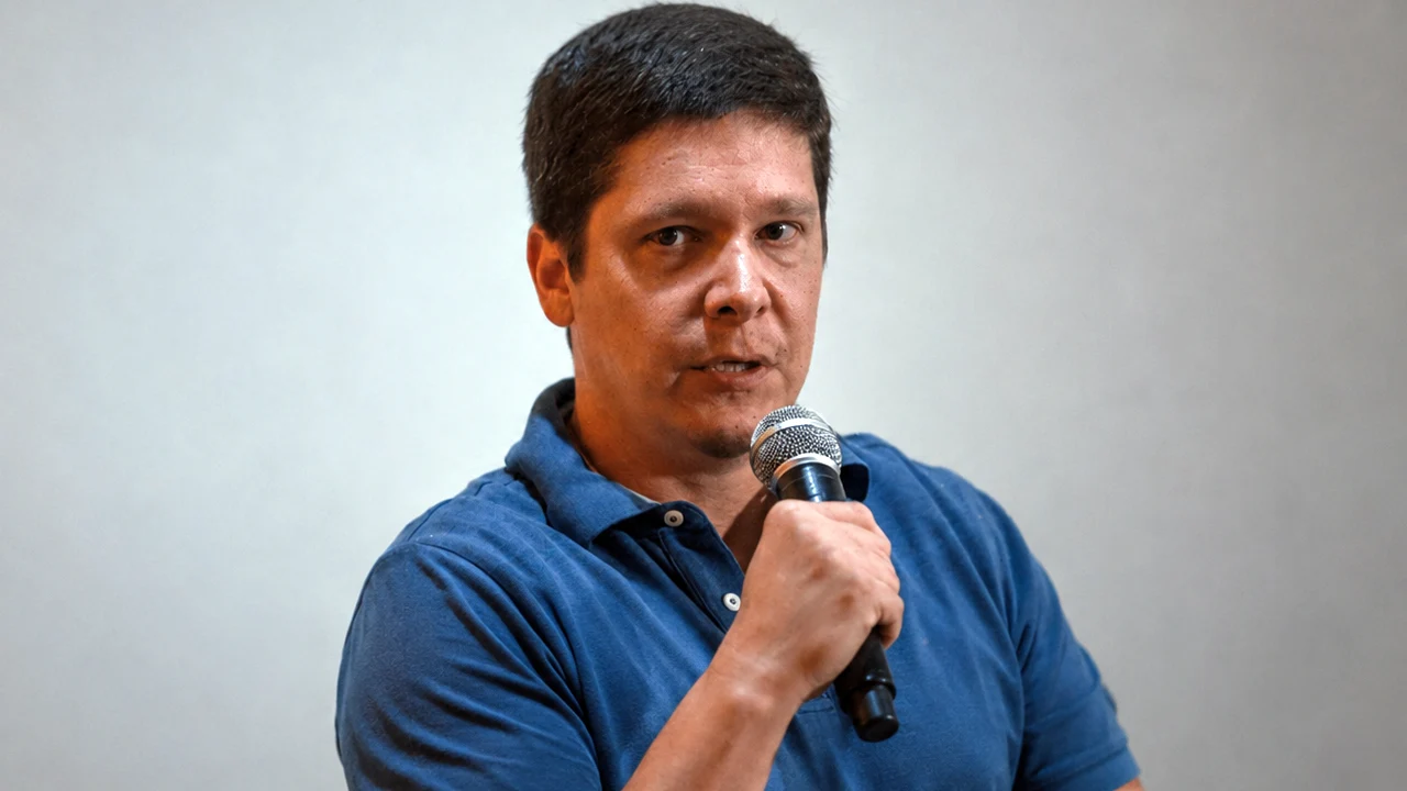Jornalista Maria Inez Magalhães, editora do Folha do Leste e Prêmio Esso 2005, entrevista o consagrado e premiado jornalista Ruben Berta. Ele explica os motivos que o levaram a escolher pelo portal de notícias Ururau, pioneiro em jornalismo digital na região Norte do Rio de Janeiro. Sobretudo, preterindo convites de outras empresas de comunicação com sede em grandes centros.