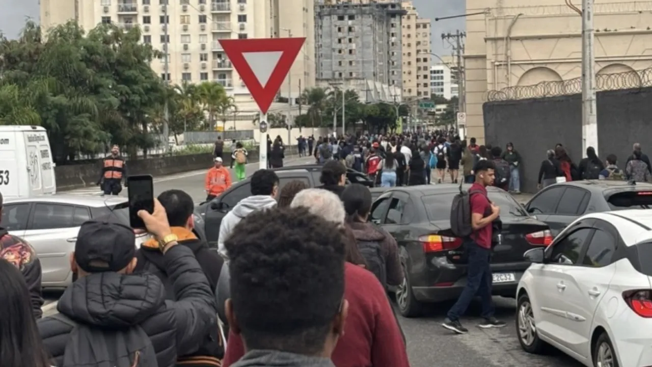 Passageiros precisando andar após acidente com caminhão-cegonha em Niterói afeta trânsito e ônibus