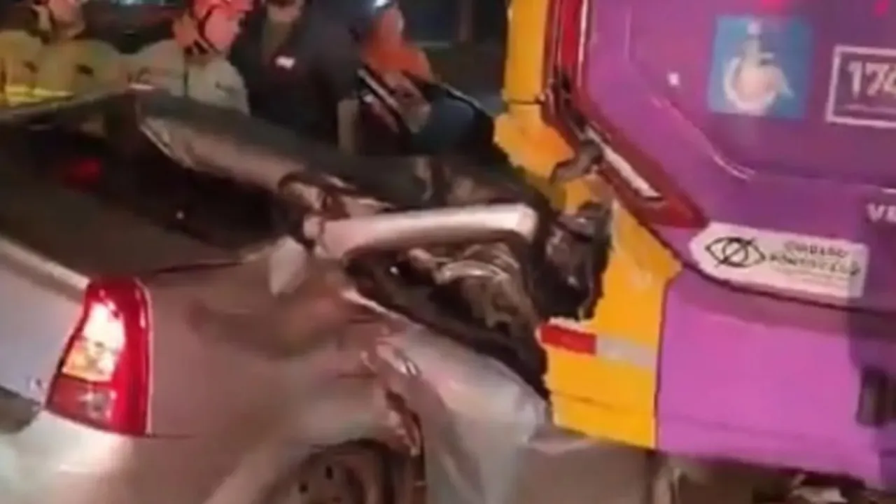 Carro destruído após acidente com ônibus na Avenida Brasil, na altura de Vila Kennedy