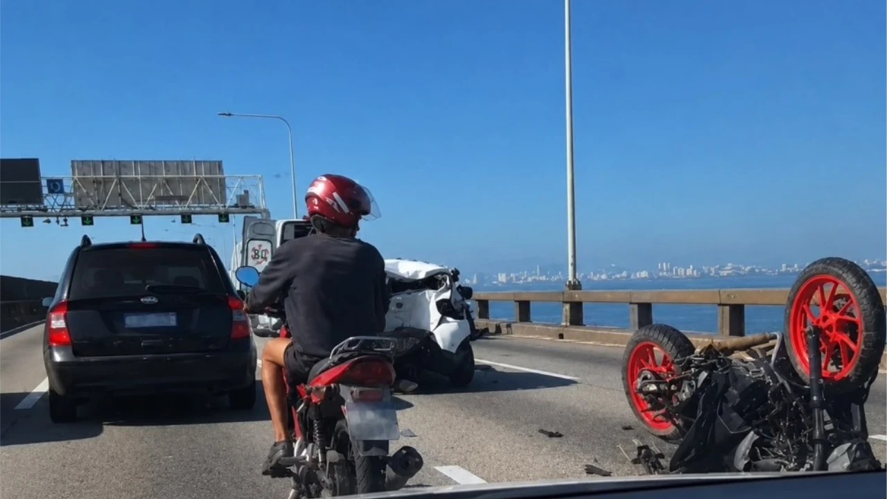 Ponte Rio-Niterói no sentido Niterói, onde uma batida entre carro e motocicleta interditou duas faixas