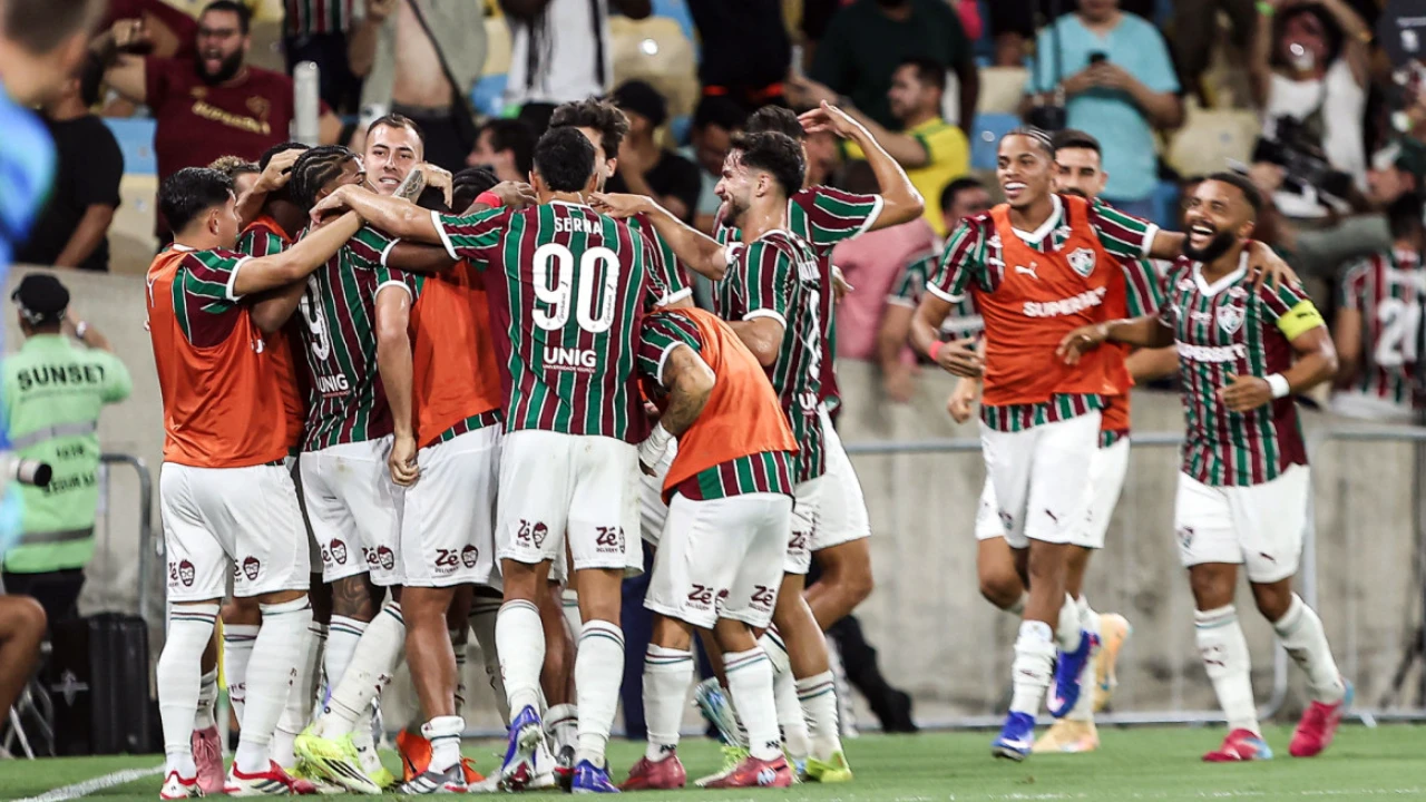 Hulk com a camisa do Fluminense antes de sua estreia em amistoso no Maracanã