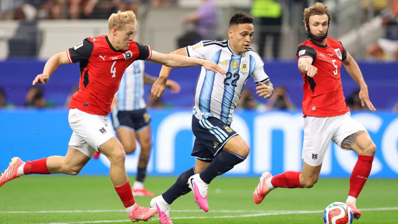 Argentina vence Áustria com dois gols de Messi