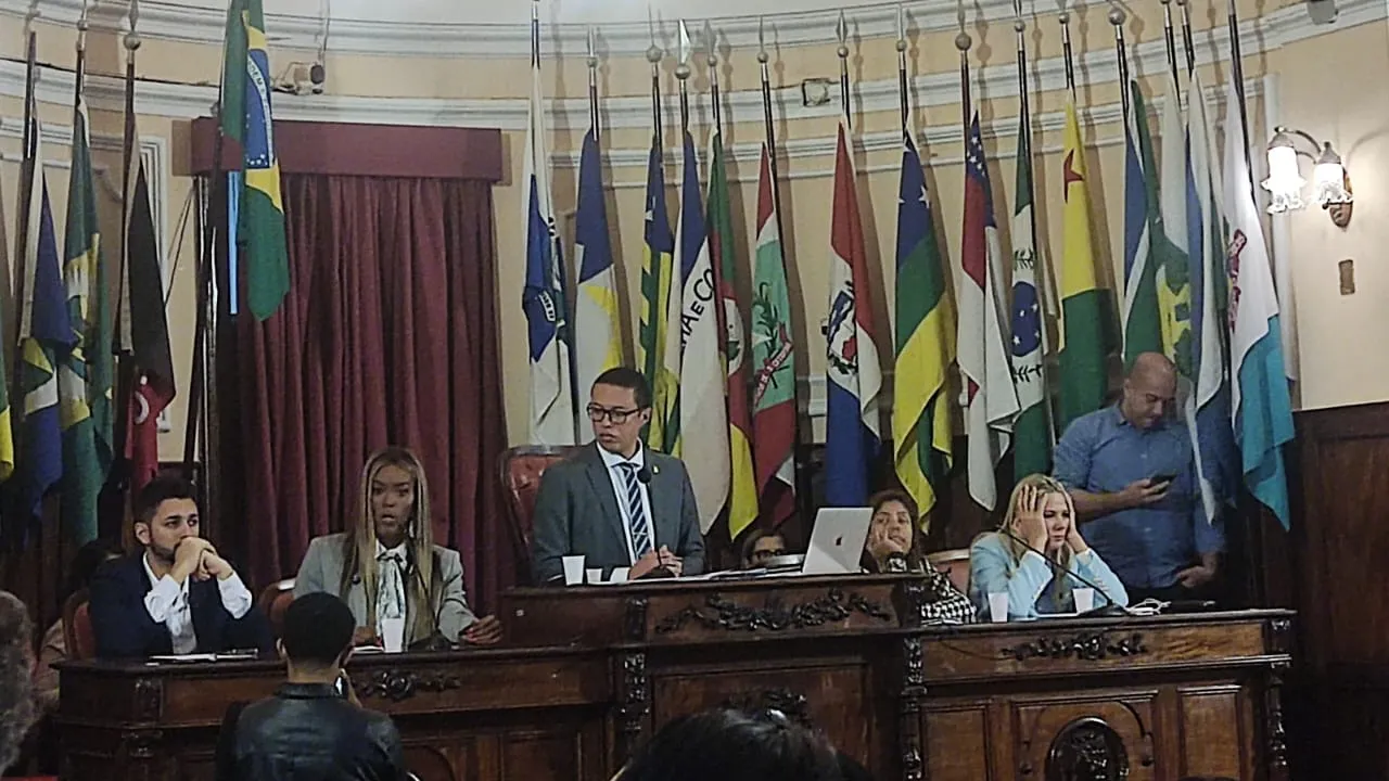 Plenário da Câmara de Niterói lotado durante audiência pública sobre uso de banheiros femininos por pessoas trans Plenário da Câmara de Niterói lotado durante audiência pública sobre uso de banheiros femininos por pessoas trans
