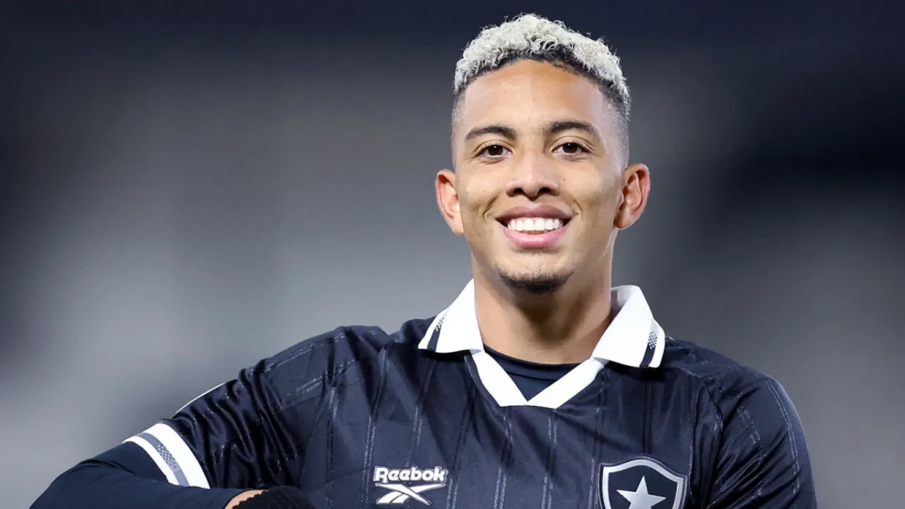 Escudo do Botafogo em montagem sobre imagem de documento da FIFA relacionado a transfer ban