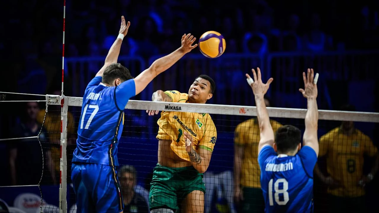 Jogadores da seleção brasileira masculina de vôlei durante jogo contra a Itália pela Liga das Nações