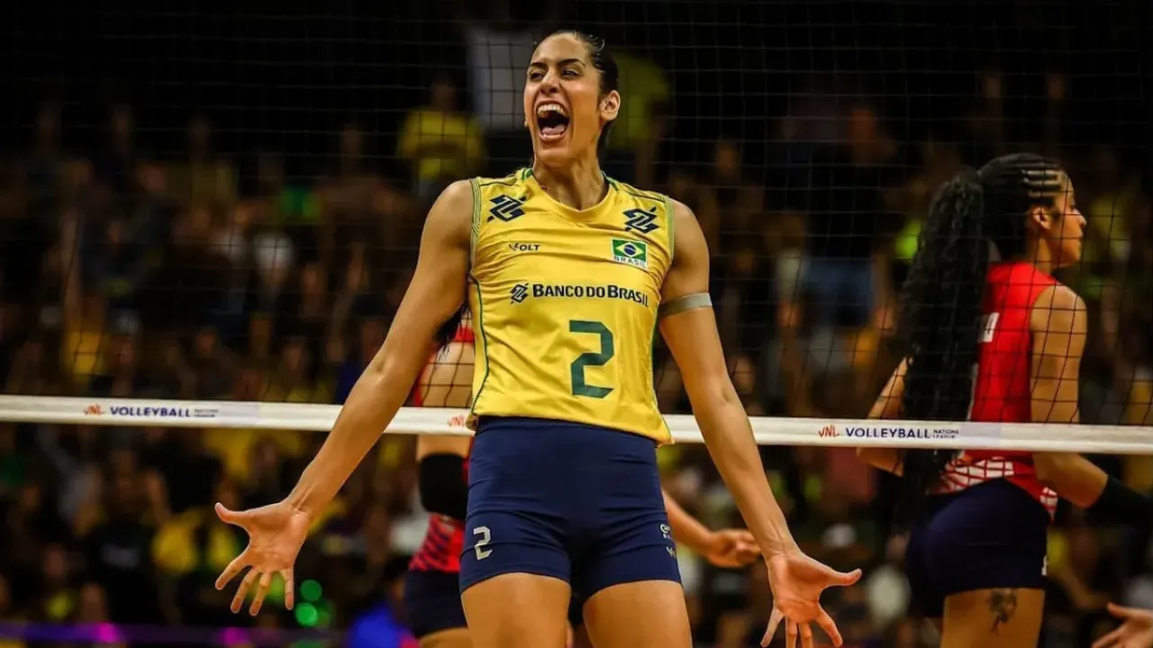 Jogadoras da Seleção Brasileira de vôlei comemoram ponto antes de Brasil x Bulgária na VNL Feminina
