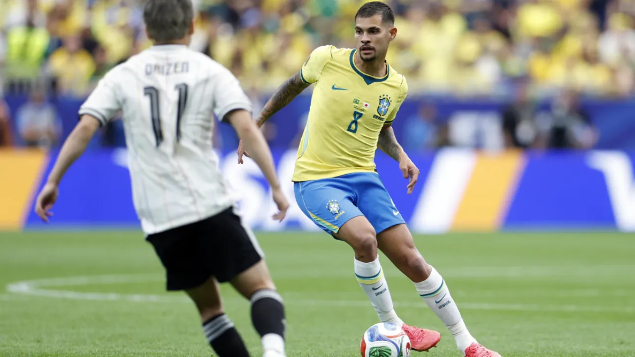Bruno Guimarães comemora após assistência para Gabriel Martinelli na vitória do Brasil sobre o Japão