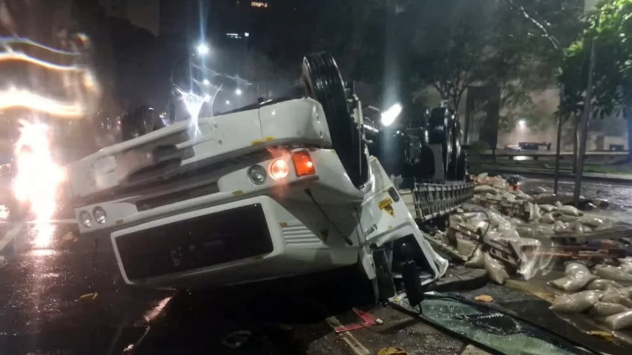Caminhão tomba em Botafogo e motorista morre