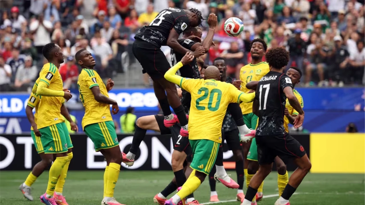 Jogadores do Canadá comemoram gol de Eustaquio contra a África do Sul pela Copa do Mundo