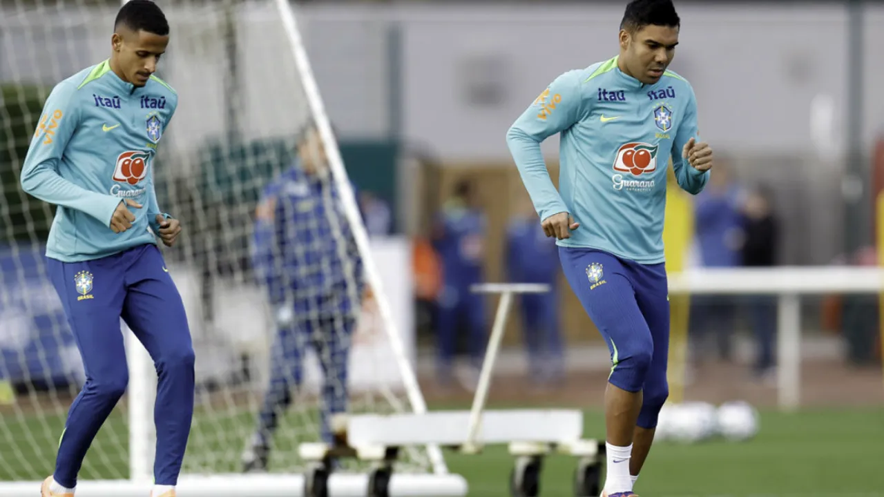 Casemiro fala com jornalistas após desembarque da Seleção Brasileira nos Estados Unidos Casemiro fala com jornalistas após desembarque da Seleção Brasileira nos Estados Unidos