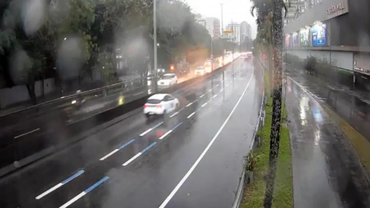 Chuva forte na Rocinha provoca deslizamento de terra e interdição na Estrada da Gávea