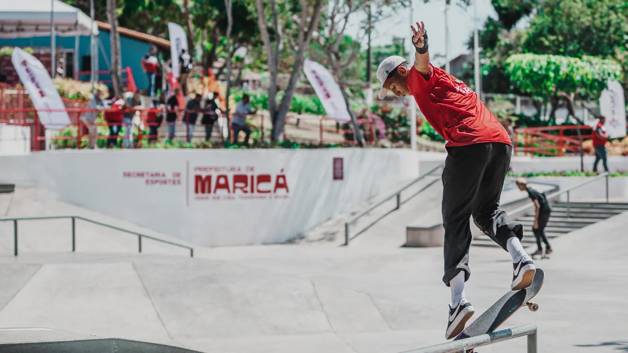 Atleta realiza manobra durante competição de skate street no Skatepark Chorão, em Araçatiba