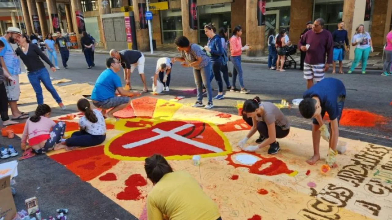 Tapetes de sal de Corpus Christi ocupam a Avenida Amaral Peixoto, no Centro de Niterói