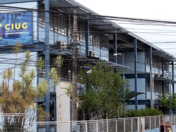 Alunos em laboratório de informática durante curso gratuito em São Gonçalo