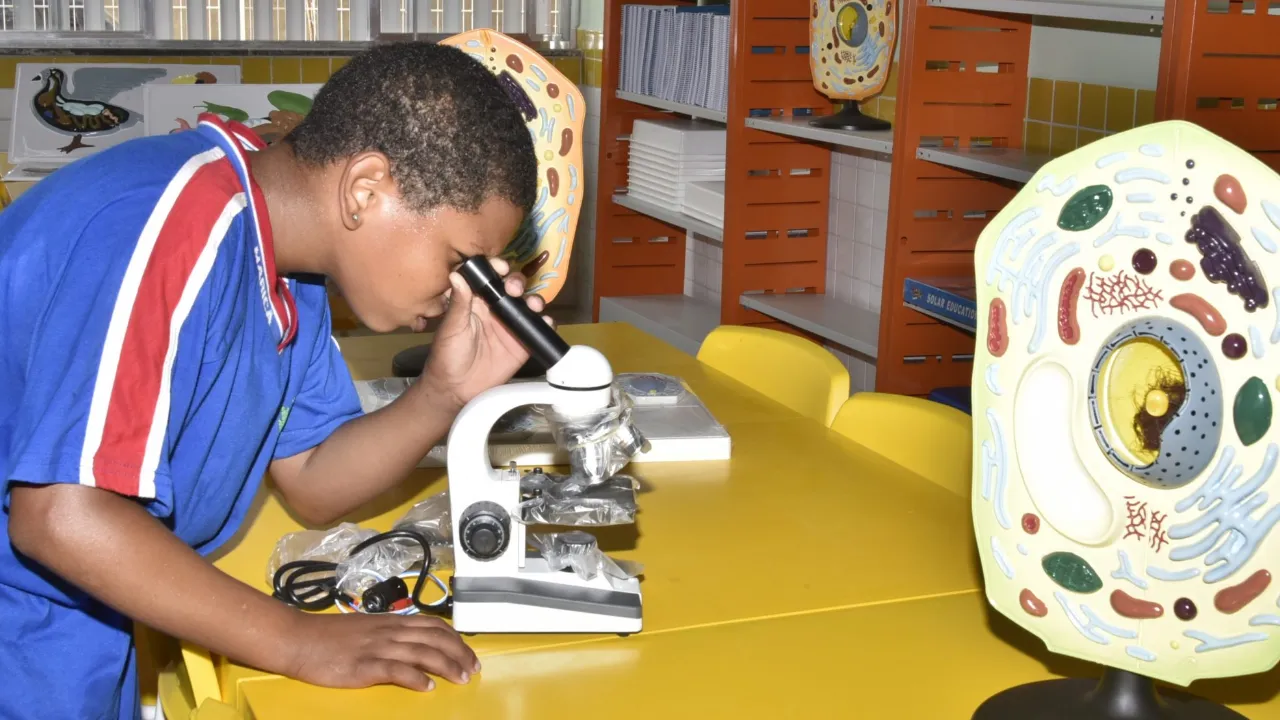 Estudantes participam de atividades de educação em tempo integral em escola municipal de Maricá