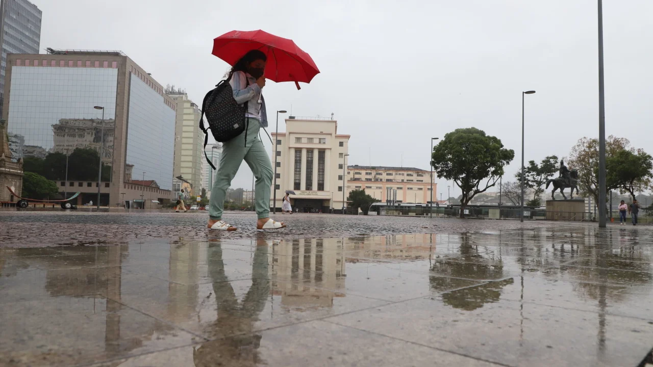 Nuvens carregadas avançam sobre cidade durante período de chuva forte no Sul do Brasil