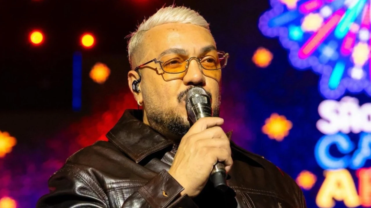 Cantor Belo durante show em evento para torcedores da Seleção Brasileira em Niterói