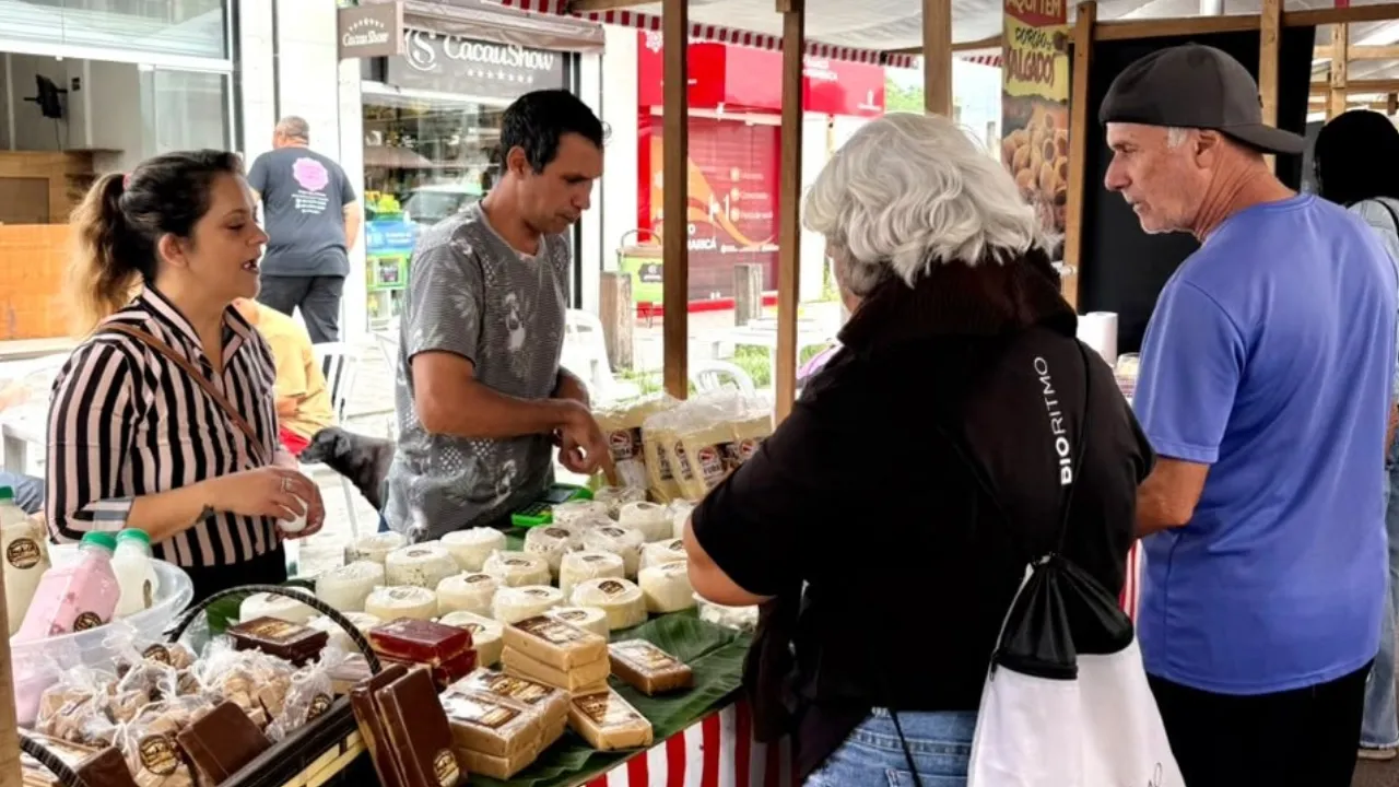 Produtores vendem frutas, legumes, verduras e produtos artesanais na Feira da Agricultura Familiar em Itaipuaçu