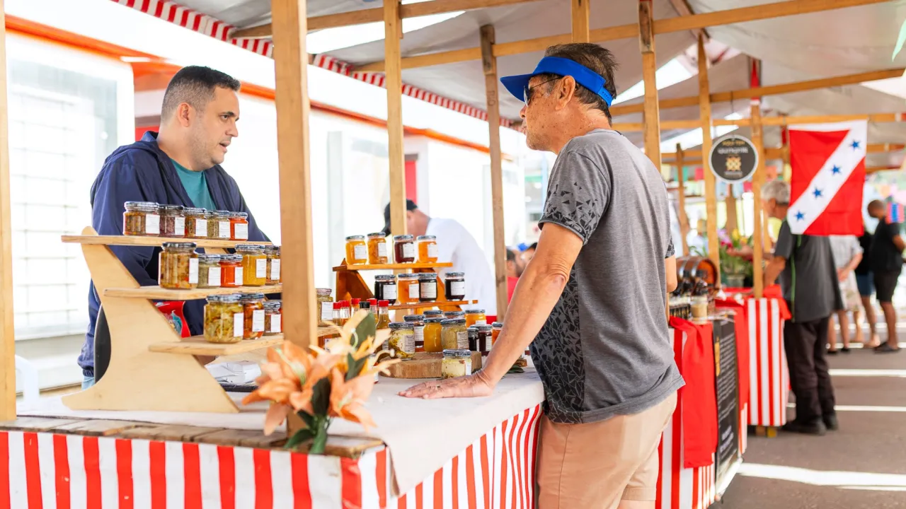 Produtores vendem frutas, legumes e verduras durante Feira da Agricultura Familiar em Itaipuaçu