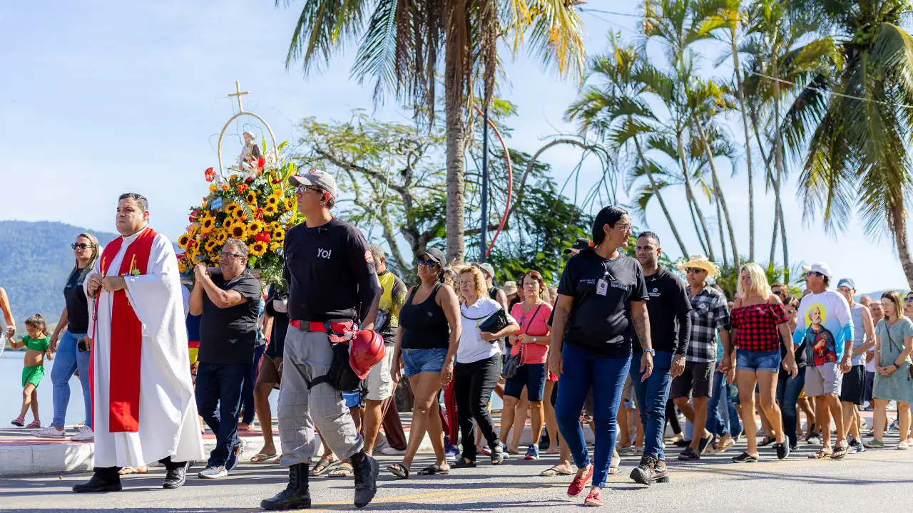 Procissão das Águas durante a Festa de São Pedro em Maricá