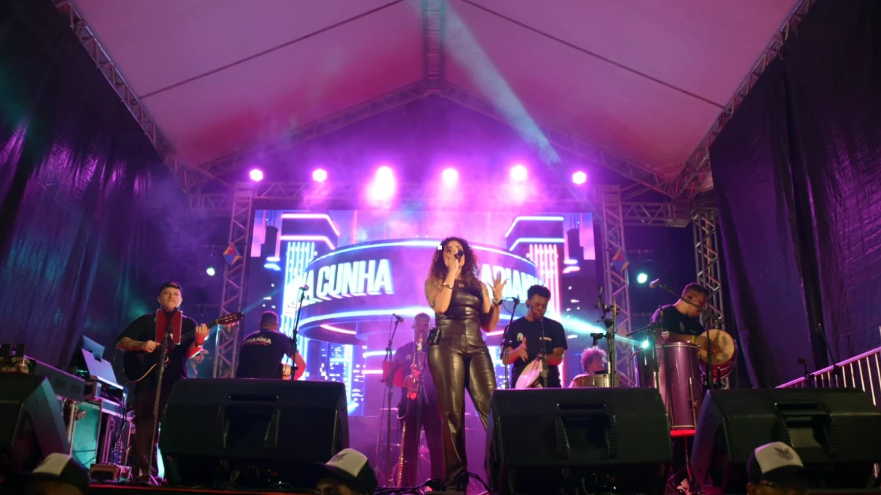 Público acompanha shows gratuitos na Festa de São Pedro na Praça Tiradentes, em Araçatiba, Maricá