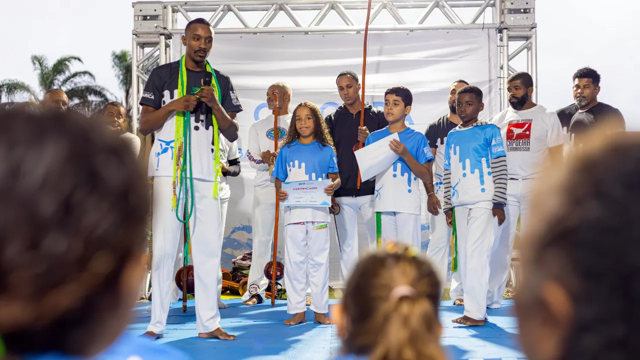 Participantes acompanham atividades artísticas durante o Festival Cultura de Direitos em Itaipuaçu