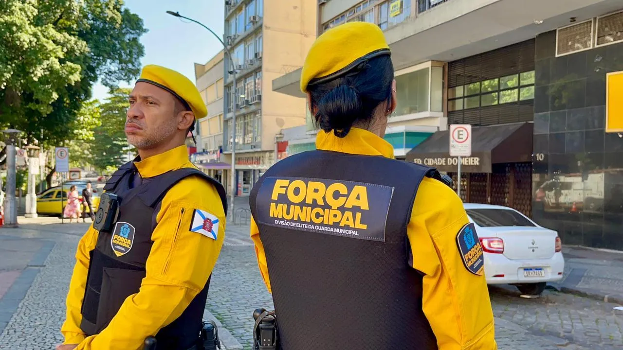 Agentes da Força Municipal realizam patrulhamento em área movimentada da Barra da Tijuca