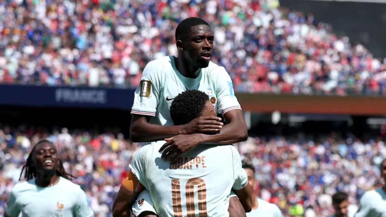 Dembélé celebra hat-trick da França contra a Noruega