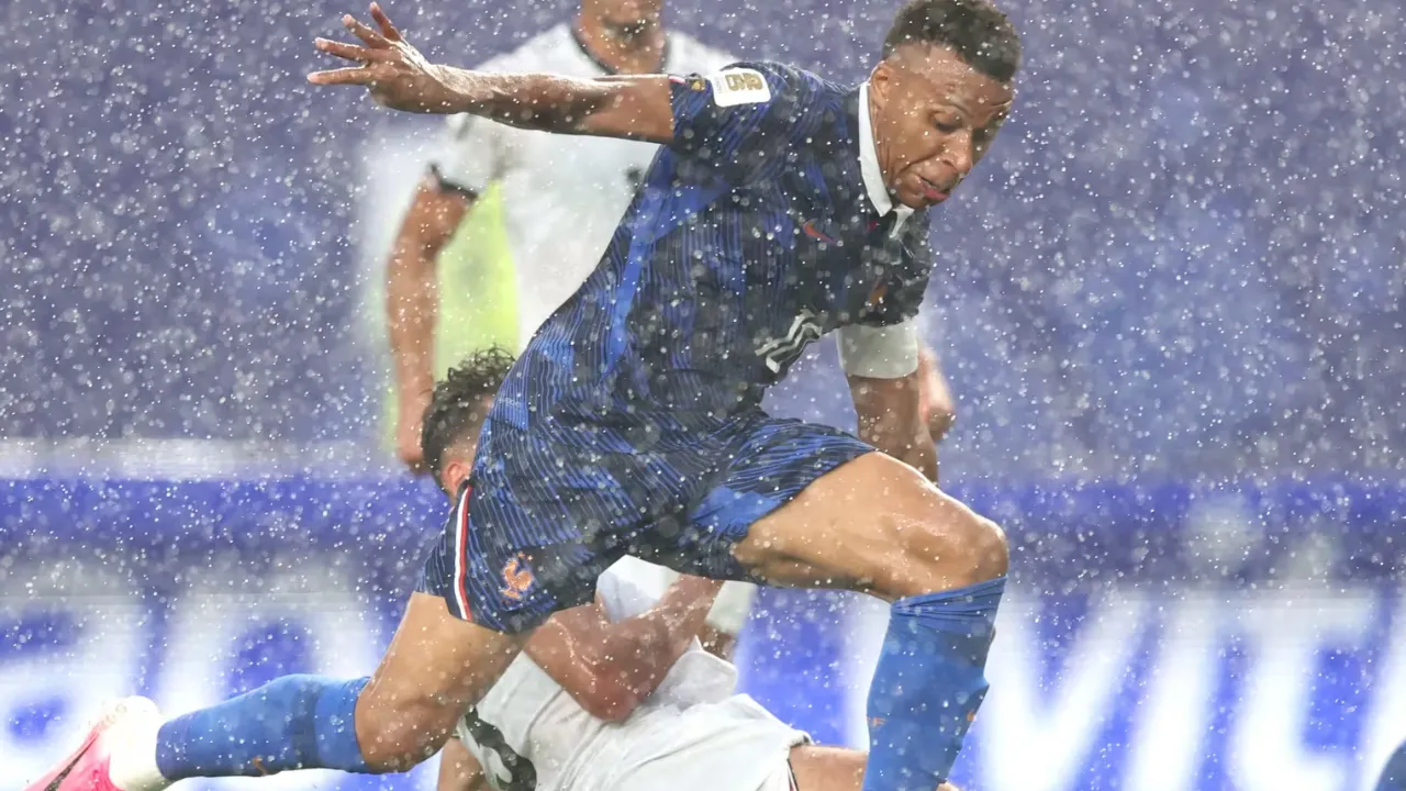 Jogadores de França e Iraque deixam o campo após chuva interromper partida da Copa do Mundo em Filadélfia