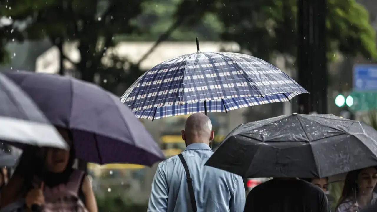 Frente fria deixa o céu encoberto sobre a orla de Niterói durante o inverno