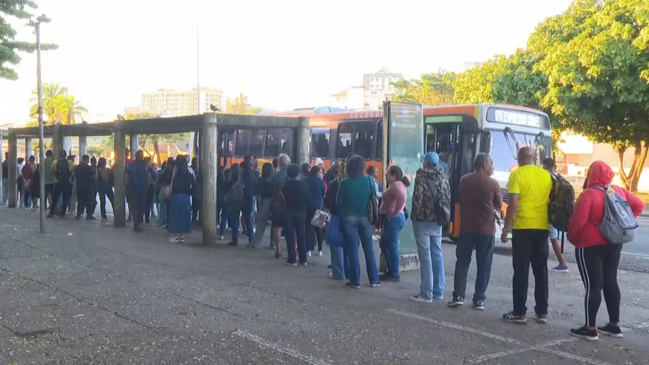 Passageiros aguardam ônibus em ponto do Rio de Janeiro durante greve dos rodoviários