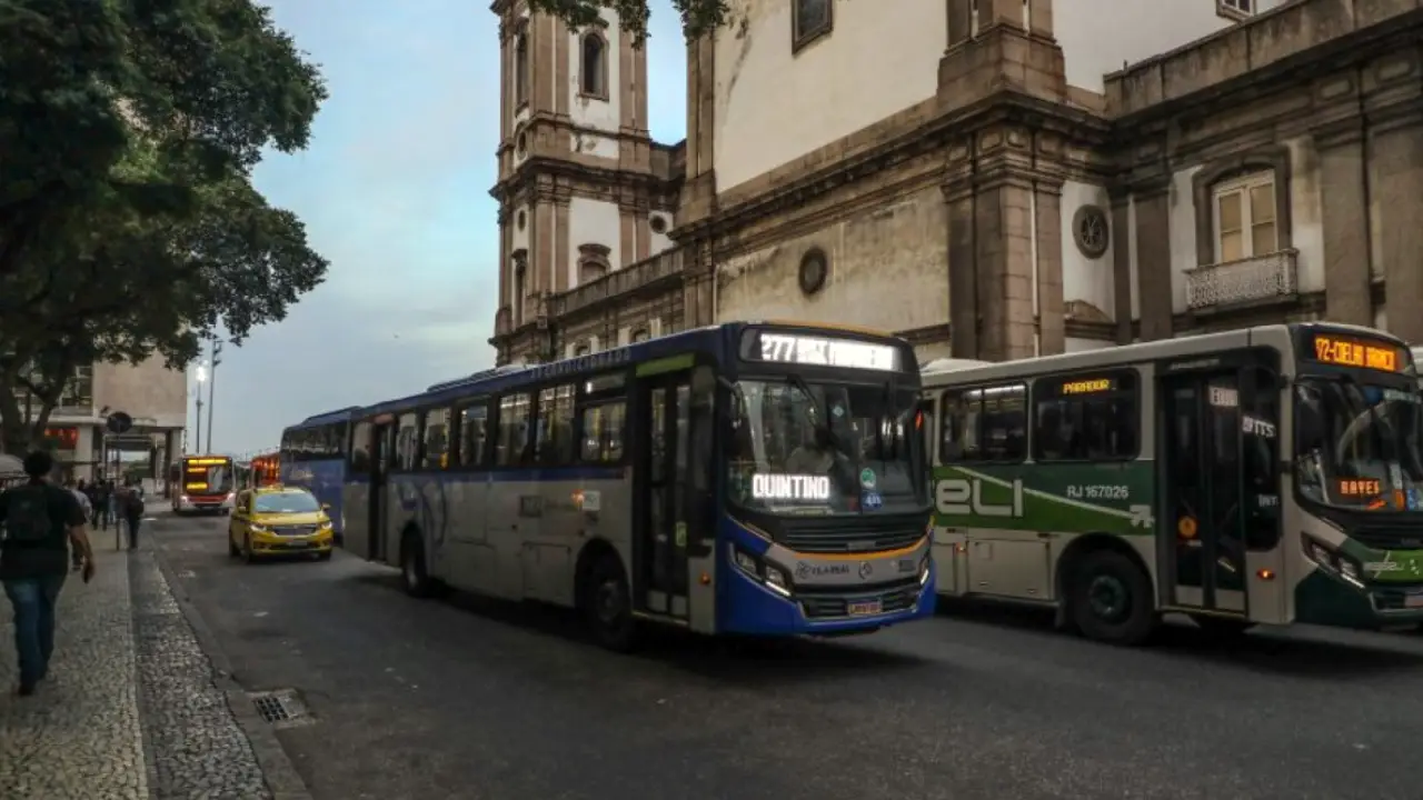 Ônibus urbanos circulam no Rio de Janeiro em meio ao anúncio de greve dos rodoviários Ônibus urbanos circulam no Rio de Janeiro em meio ao anúncio de greve dos rodoviários