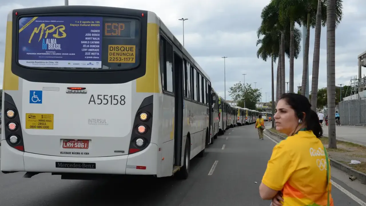 Passageiros deixam ônibus parados durante protesto de rodoviários no Centro do Rio Passageiros deixam ônibus parados durante protesto de rodoviários no Centro do Rio