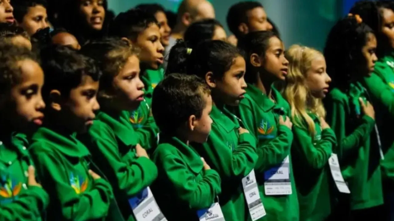 Estudantes em escola de Niterói durante execução do Hino Nacional Brasileiro