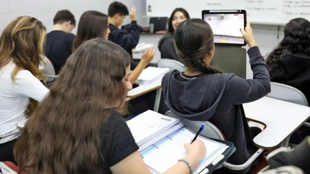 Estudantes fazem inscrição do Enem 2026 pela Página do Participante em computador