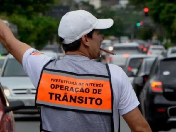 Trecho da Estrada Caetano Monteiro em Niterói com orientação de trânsito para desvio no sentido Maria Paula