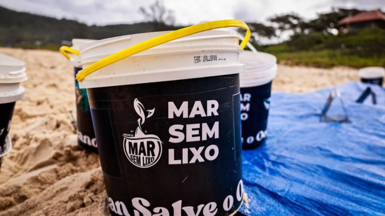Atletas disputam prova de surf em Itacoatiara durante programação do Itacoatiara Pro 2026