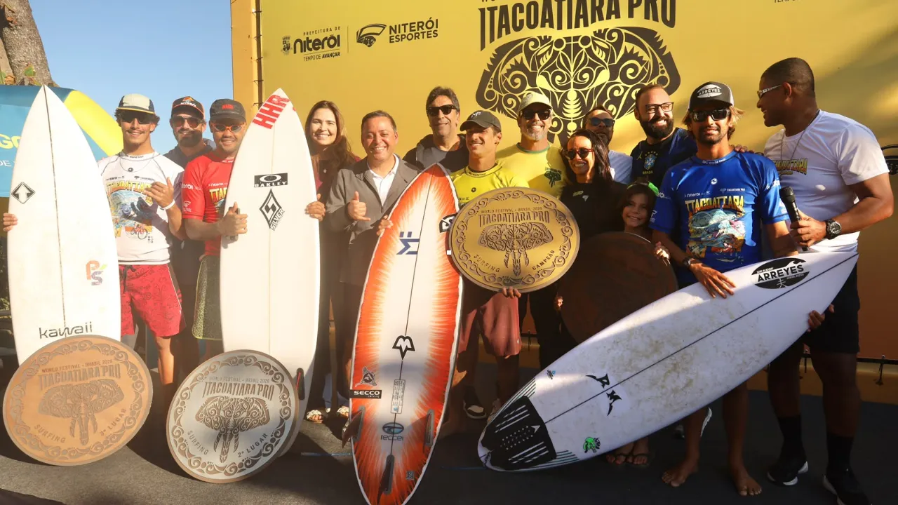 Vitor Ferreira comemora título do Itacoatiara Pro 2026 na Praia de Itacoatiara, em Niterói