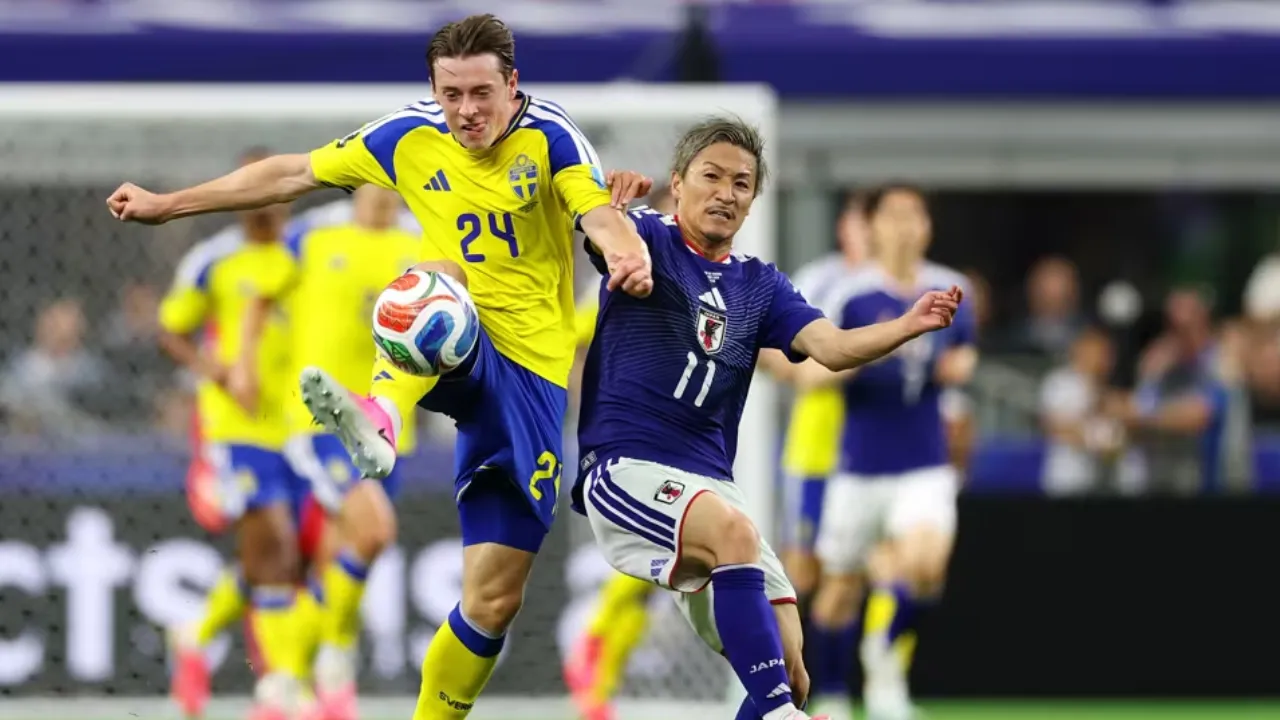 Jogadores do Japão comemoram gol durante empate com a Suécia na Copa do Mundo