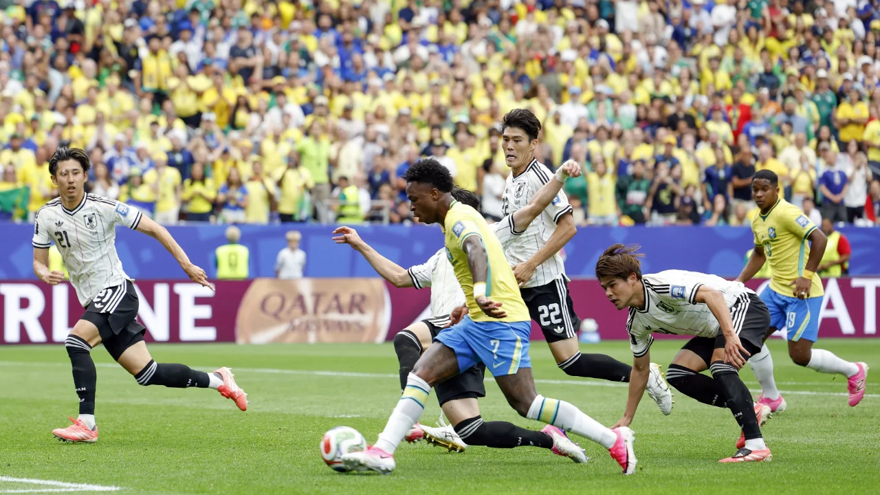 Vini Jr. jogando pelo Brasil contra o Japão pela Copa do Mundo de 2026