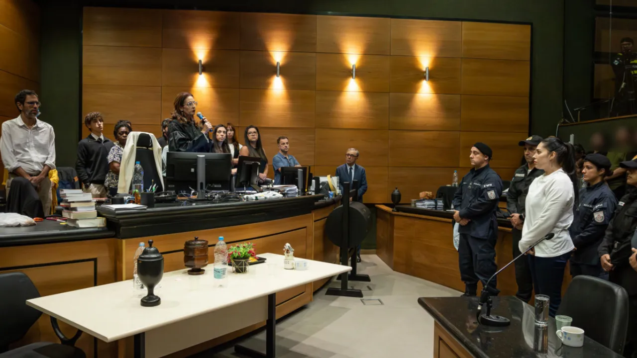 Jairinho e Monique Medeiros durante julgamento do caso Henry Borel no Tribunal do Júri do Rio de Janeiro