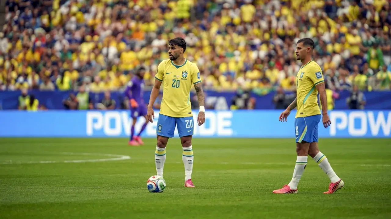 Lucas Paquetá deixa o campo com dores durante jogo da Seleção Brasileira na Copa do Mundo