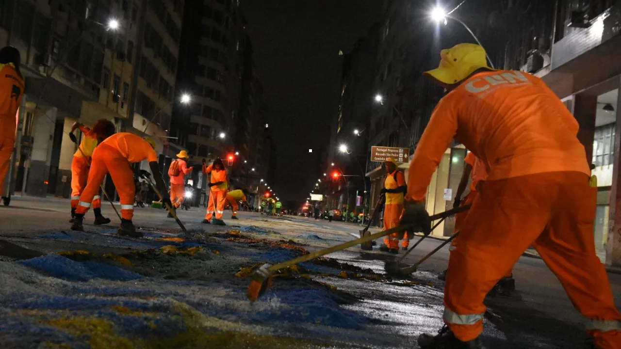 Equipes da Clin fazem limpeza após Corpus Christi em Niterói na Avenida Amaral Peixoto