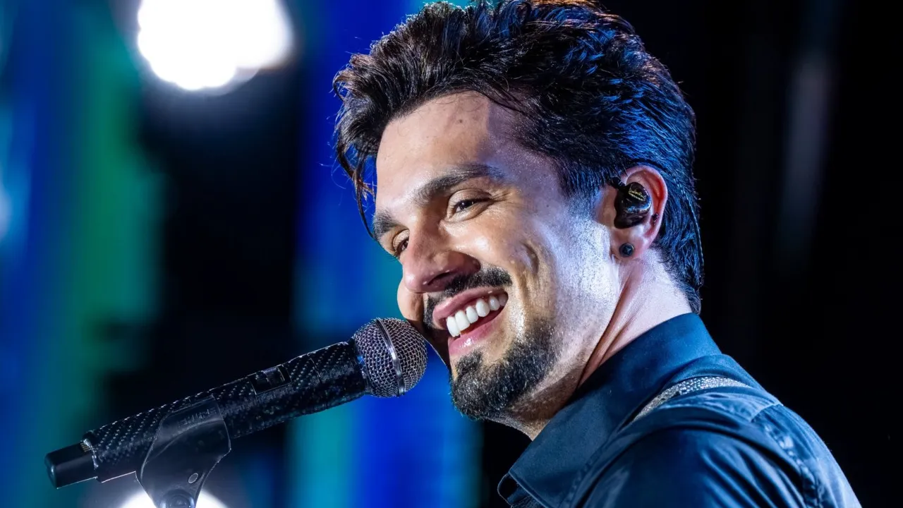 Luan Santana durante show da turnê Além do Registro, que terá apresentação no Caminho Niemeyer, em Niterói