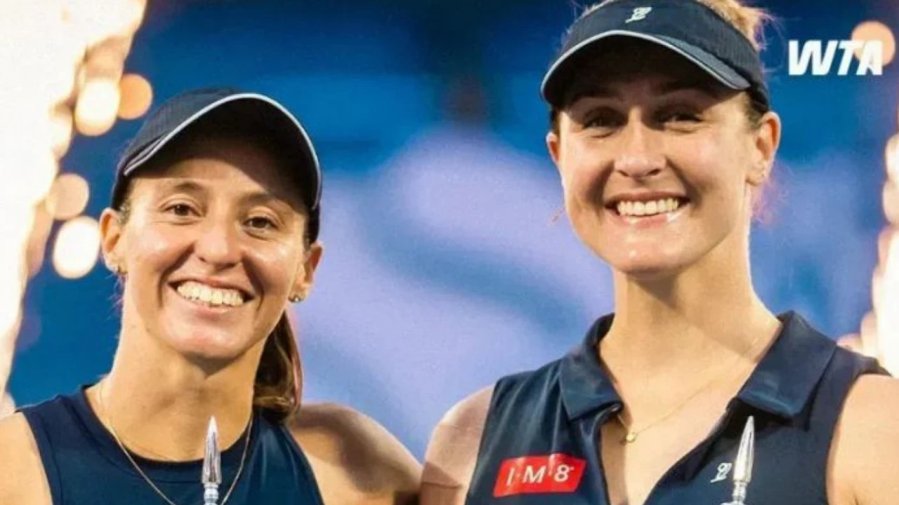 Luisa Stefani e Gabriela Dabrowski posam com troféu do WTA de Eastbourne após título de duplas